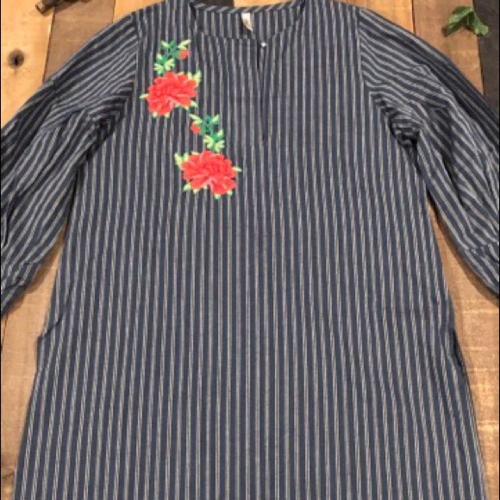 Kurta with puff sleeves and strings at the end.